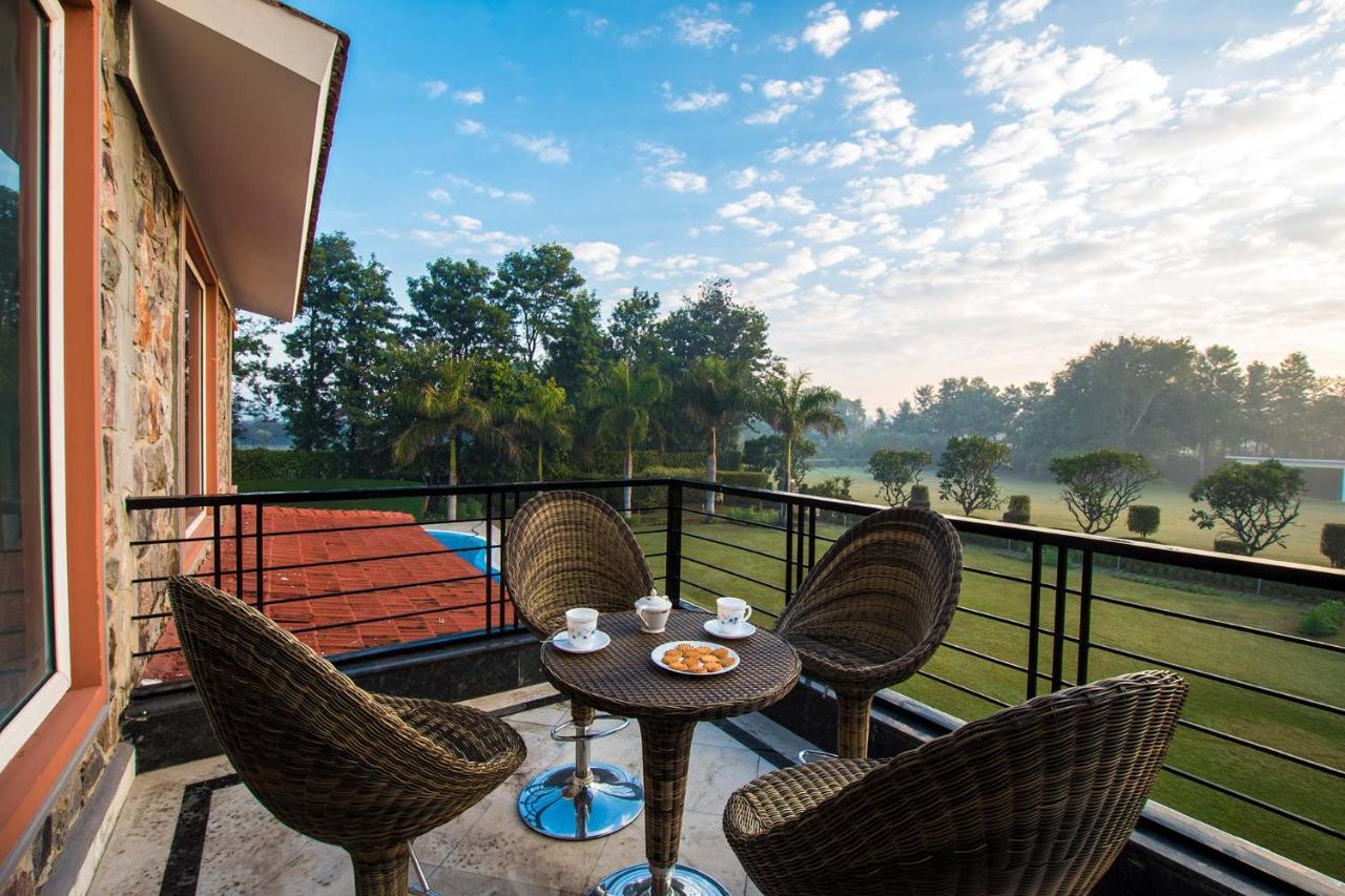 Stayvista At The Banyan Abode With Pool Table, Pet Friendly & Outdoor Pool Манесар Экстерьер фото